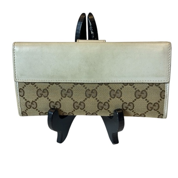 Gucci Cream Monogram Wallet with Heart Clasp - Picture 15 of 15